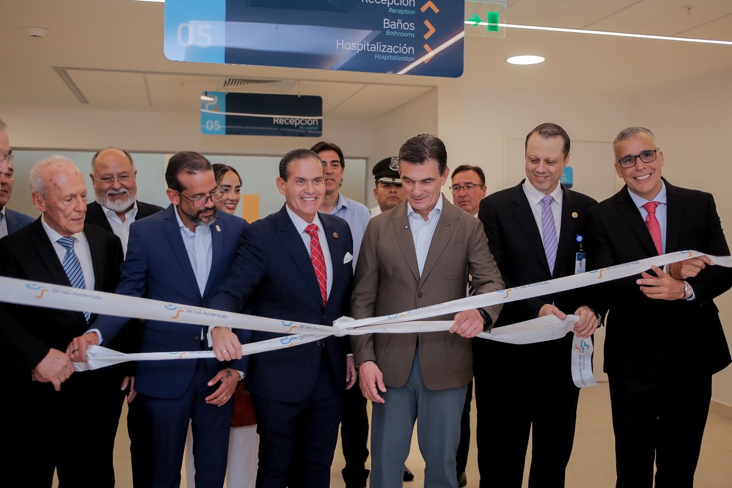 Corte de cinta en la inauguración de los niveles 5 y 6 de Clínica de Las Américas
