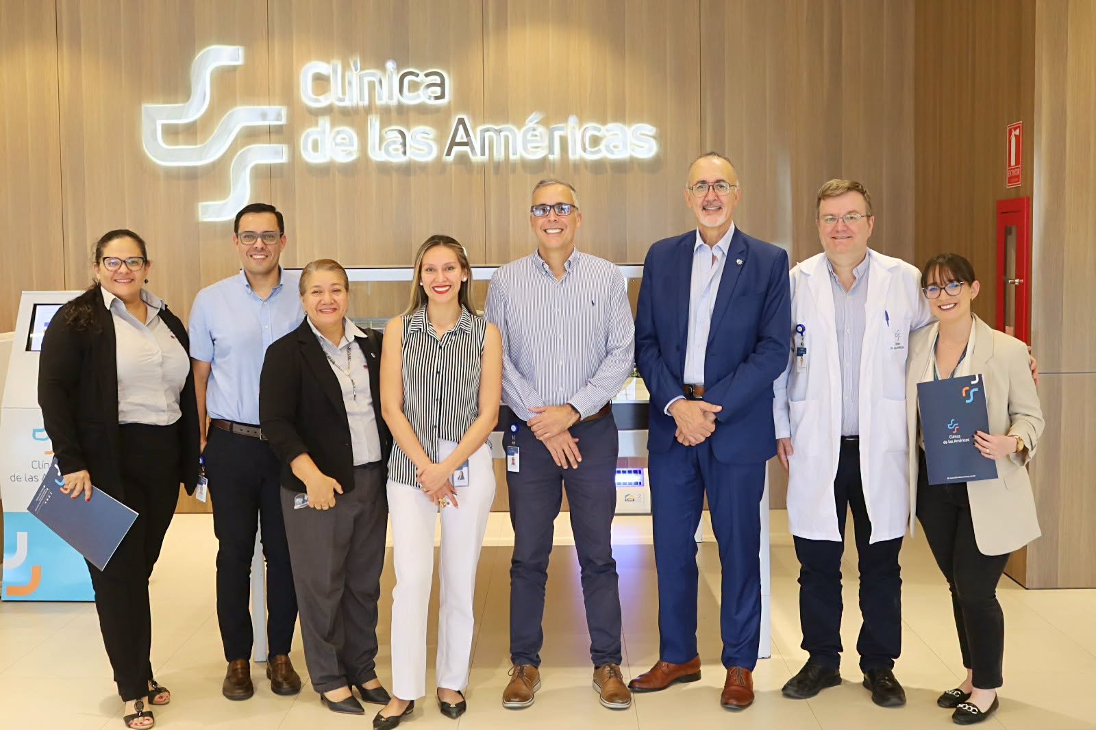 Representantes de Clínica de Las Américas y UTEPSA durante la firma del convenio