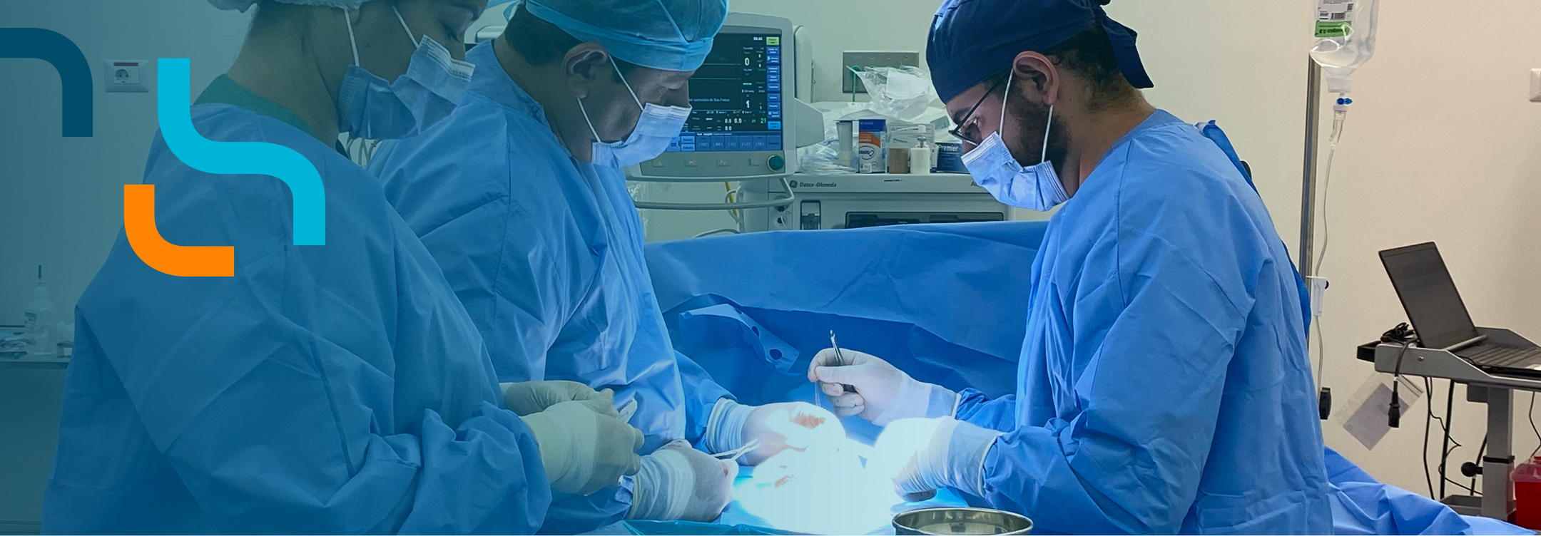 Equipo médico de Clínica de Las Américas durante un procedimiento