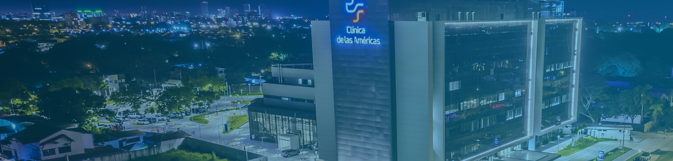 Vista nocturna de Clínica de Las Américas