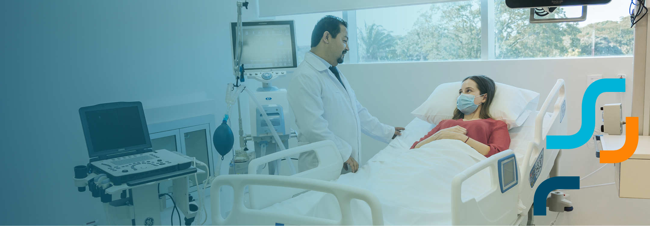 Médico atendiendo a una paciente en una unidad de cuidados críticos