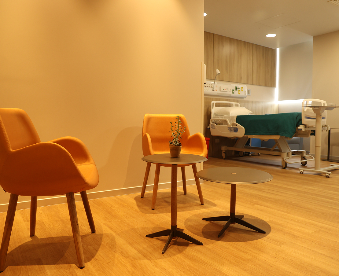 Habitación de hospitalización con área de descanso en Clínica de Las Américas