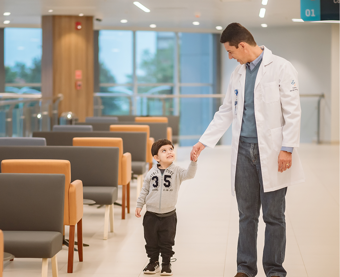 Médico acompañando a un paciente infantil